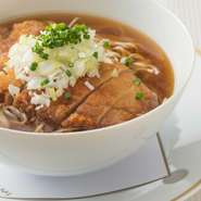 パーコーは国産豚ロースを秘伝のタレにつけ2度揚げすることで、外はさっくり、中はジューシーに仕上げています。白ネギ、万能ネギ、ラー油、七味唐辛子をお好みでトッピングし、時代を超え愛されるメニューです。