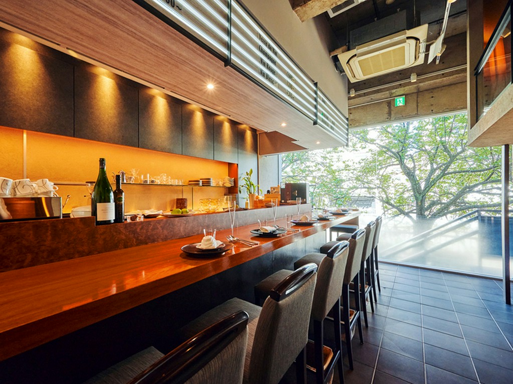 外の景色を眺めながら、ゆったりとくつろげる上質な空間