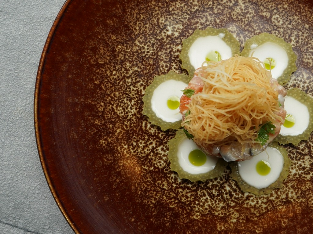 アイヌ料理　チタタプをイメージしたサーモンのタルタル