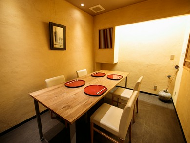 プライベート空間で食事を楽しめる個室も完備