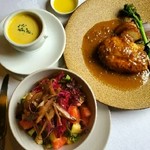 スープ、サラダ、焼きたてパン、カフェがついた
ライトでお得なコース