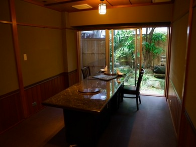 プライベート空間で食事を楽しめる個室も完備