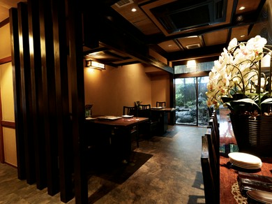 落ち着いた店内でA5黒毛和牛を味わいながらゆっくり会食を。。