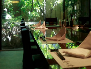 【カウンター席で鉄板焼を堪能】