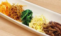 ・自家製白菜キムチ、カクテキ、オイキムチ650円
・割り干し大根のキムチ660円
・キムチ三種盛り合わせ1150円
・ナムル盛り合わせ1000円
・豆もやしのナムル600円