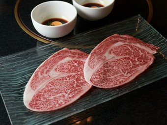 薄切り大判和牛　リブロースの焼しゃぶ～こだわりの濃厚卵黄だれ～