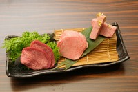 和牛上タン塩、極上タン塩、厚切りタン塩の食べ比べの盛り合わせです。ご予約時にお取り置きも出来ます。