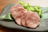 和牛タンはお客様に提供するまで一度も冷凍していません。歯ごたえやジューシーさがまるで違います。
・和牛上タン塩3200円
・和牛極上タン塩4500円
・和牛極上厚切りタン塩5200円