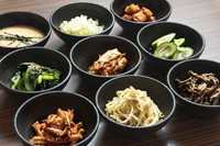 ・ミニビビンバ450円
・ミニ冷麺450円
・ミニカルビスープ250円
・とろろ150円
・刻み葱150円
・キムチ、カクテキ、オイキムチ各200円
・割り干し大根のキムチ350円
・豆もやし、小松菜、ゼンマイナムル各200円