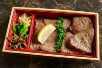 他にも
タン塩&牧草牛サーロイン弁当
上焼肉&牧草牛サーロイン弁当をご用意しております。
その他焼肉弁当も各種ご用意、詳しくは公式HPをご覧下さい。