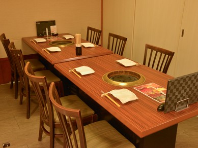 広々とした明るい半個室のお部屋ございます。