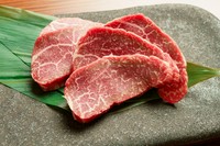・A5黒毛和牛ロース2100円
・A5黒毛和牛イチボ2700円
・A5和牛ロースの切り落とし1600円

