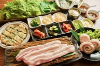 ・サンチュ、薬味4種盛り、豚カルビのサムギョプサルセット1800円
・サムギョプサル食べ放題(要予約)3850円