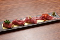 ・和牛ロース握り～葱ダレ～(1貫)500円
・和牛イチボ握り～トリュフ塩～(1貫)600円
・和牛霜降りカルビ握り～おろしポン酢～(1貫)700円
・和牛みすじ握り～いくら添え～(1貫)900円
・豪華寿司4種盛り2700円