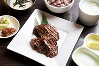 黒米、とろろ、テールスープ、お新香、南蛮味噌付き
一本のタンから数枚しか取れないタン元。熟練の火入れで、厚切りならではのサクッとした歯切れと、溢れる脂の甘みを引き出しました。
