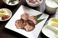 黒米、とろろ、テールスープ、お新香、南蛮味噌付き
とろけるような柔らかさが自慢の希少部位。職人がさっと炙り、最も旨みを活かした状態でお届けします。黒米との相性も抜群です。