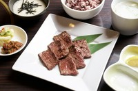 黒米、とろろ、テールスープ、お新香、南蛮味噌付き
牛タン本来の心地よい弾力と、濃厚な赤身の旨みを。一気に焼き上げることで、香ばしさとジューシーさを閉じ込めた王道メニューです。