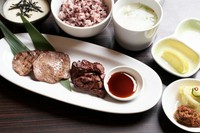 黒米、とろろ、テールスープ、お新香、南蛮味噌付き
自慢の牛タンと梨の家厳選の肉質。それぞれの部位に最適な火加減を施した、お互いの旨みを引き立て合う競演です。