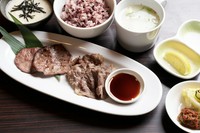 黒米、とろろ、テールスープ、お新香、南蛮味噌付き
自慢の牛タンと梨の家厳選の肉質。それぞれの部位に最適な火加減を施した、お互いの旨みを引き立て合う競演です。