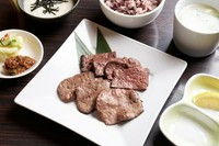 黒米、とろろ、テールスープ、お新香、南蛮味噌付き
柔らかなタン元と力強い旨みのタン中。対照的な二つの個性を、プロの焼き技で一度に愉しめる、タン好きのためのセットです。