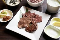 黒米、とろろ、テールスープ、お新香、南蛮味噌付き
厚切り、薄切り、タン中。それぞれの部位に合わせた繊細な焼き分けにより、一本のタンが持つ多様な食感をこの一皿に凝縮しました。