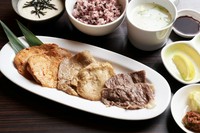 黒米、とろろ、テールスープ、お新香、南蛮味噌付き
牛・豚どちらも食べたい方に、欲張りな一皿。香ばしく焼き上げる牛に、二種の特製ポークを添えて。黒米ととろろとの相性も抜群、エネルギー満点の欲張りセット。