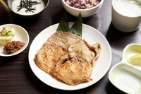 黒米、とろろ、テールスープ、お新香、南蛮味噌付き
生姜と味噌の香りが食欲をそそる、職人仕立ての特製ダレ。黒米が進む、健やかで力強い味わいをキッチンから出来立てでお届けします。