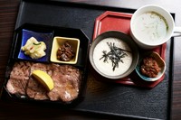 タン元の極み薄切りの柔らかな焼き上がりと、じっくりと旨みを凝縮させたタンしぐれ煮を一度に愉しめます。大切なひと時を彩る、梨の家の矜持を込めた一箱です。