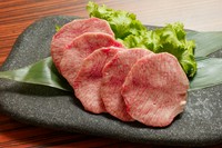 和牛タンはお客様に提供するまで一度も冷凍していません。一度でも冷凍したタンとチルドのタンでは歯ごたえやジューシーさがまるで違います。
和牛上タン塩3200円
和牛極上タン塩4500円
和牛厚切りタン塩5200円
