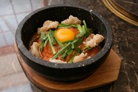 ・今月のスタッフおすすめランチ1200円
・大人気復刻メニュー灼熱ホルモンビビンバ1000円、灼熱ホルモン麺1100円
・和牛入り牛すじ仕込みカレー1000円
・ポークジンジャー定食1100円
・豆腐チゲ1000円
