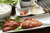 ・牧草牛サーロインステーキ(150ｇ)2000円
・国産牛タレ漬けカルビランチ1650円
・国産牛味噌ダレロースランチ1650円
・国産牛カルビ＆ロースランチ1750円
・国産牛タン塩＆カルビ＆ロースランチ2150円