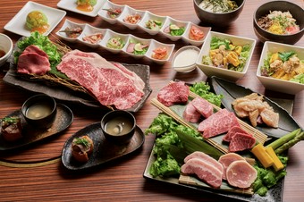 季節感あるお料理とA5ランクの上質な焼肉盛合せがメインの内容で、ご家族やイベントに最適な焼肉三昧コース