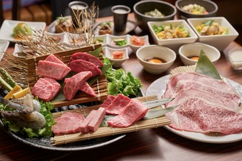 A5ランク希少部位や和牛のタン塩などを贅沢に使用した極みコースです。大切なお時間に是非ご利用下さい。