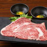 梨の家特製の卵黄ダレと絡めていただく『リブロースの焼きしゃぶ』。さっと軽く炙って食べる焼きしゃぶは極上の一品です。
