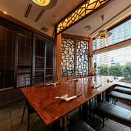 円卓のある半個室や個室などのお客様のご要望に合わせたお席のご用意致します。
お気軽に御相談下さいませ。