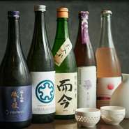 店主自らテイスティングした厳選の日本酒を、約200種常備。豊富な種類から、お好みに合わせてお出し致します。