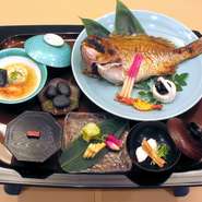 鯛姿焼き・煮物・新香・吸物・赤飯・小石

鯛はその日の水揚げにもよりますが、体長25cmを超える立派な真鯛をご用意。
赤ちゃんが召し上がった後、ご家族の皆様でお召し上がり下さい。