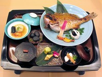 鯛姿焼き・煮物・新香・吸物・赤飯・小石

鯛はその日の水揚げにもよりますが、体長25cmを超える立派な真鯛をご用意。
赤ちゃんが召し上がった後、ご家族の皆様でお召し上がり下さい。