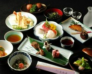 価格、品数ともにバランスが取れたコースです。
お食事中心のお客様におすすめです。
ご利用用途：接待・結納・法事など