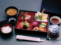 懐石料理の技をそのままに、三州家の技と味をぎゅっと詰め込んだお弁当。
天麩羅・刺身２点・煮物・焼物・茶碗蒸し・香物・御飯・汁物など。
観光・ご法事・お清めなどでご利用のお客様に人気です。