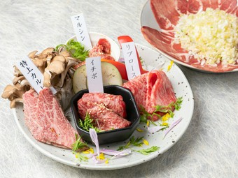 部位によって異なる味わいが楽しい『厳選和牛盛り合わせ』