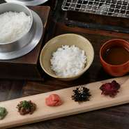 選び抜かれたお米を羽釜でふっくら艶やかに炊き上げます。