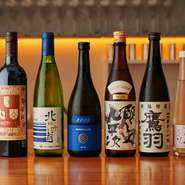 その日のお料理に合わせて日本酒4種類、ワイン2種類をお愉しみいただけます。時にはお客様の好きなタイプ等をご相談させて頂き、他のお客様と違うお客様だけの特別なペアリングをご提案させて頂きます。
