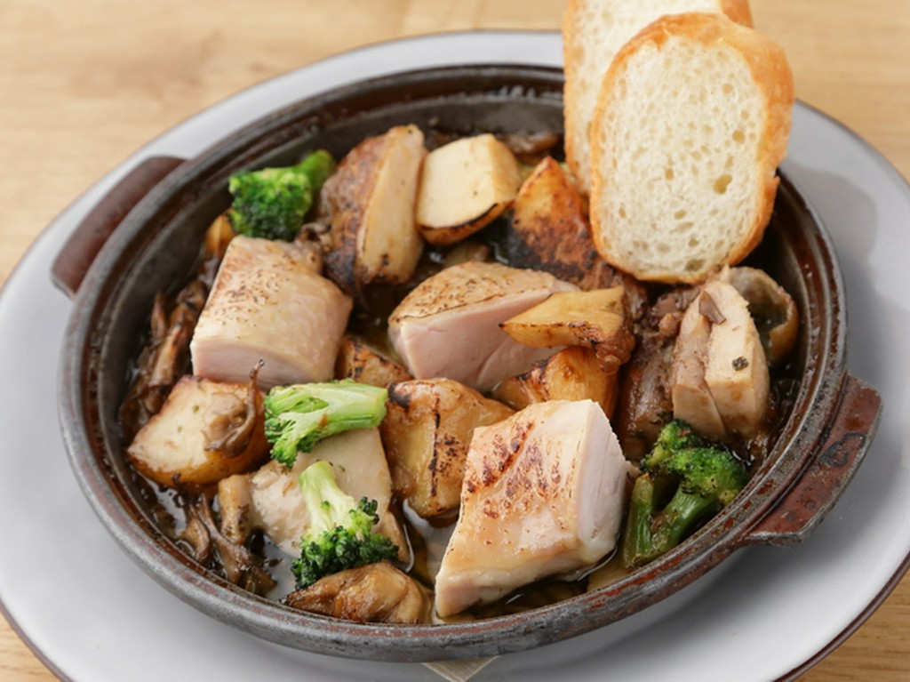 自家製レモンサワーと抜群の相性『レモンバターチキンと季節野菜』