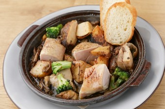 自家製レモンサワーと抜群の相性『レモンバターチキンと季節野菜』