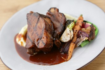 じっくり煮込んだ極上の味わい『肉厚肩スペアリブのBBQスタイル』