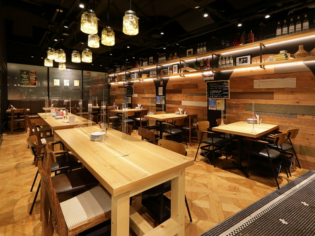 ライトや飾られた写真など、お洒落なインテリア