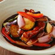 豚トロの食感と特製の黒酢ソースが人気の一品です。