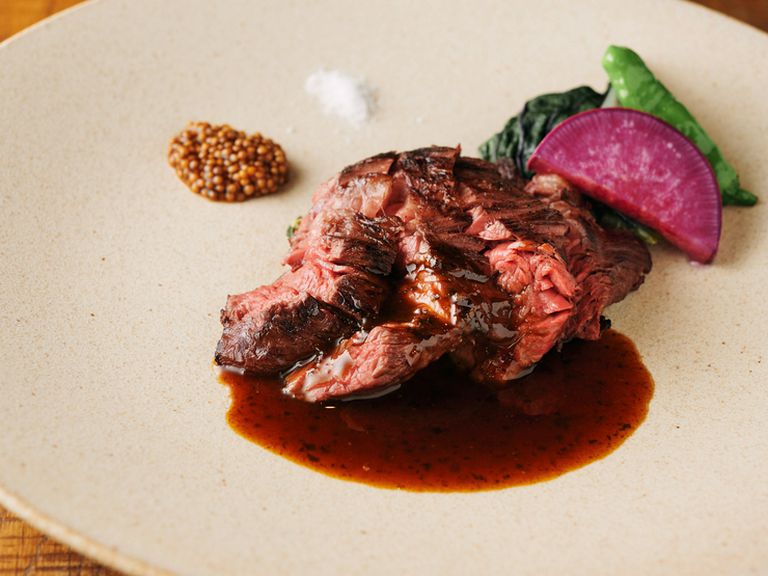 溶岩石でじっくりと焼き上げる『牛ハラミのグリル(150g)青胡椒のガストリックソース』