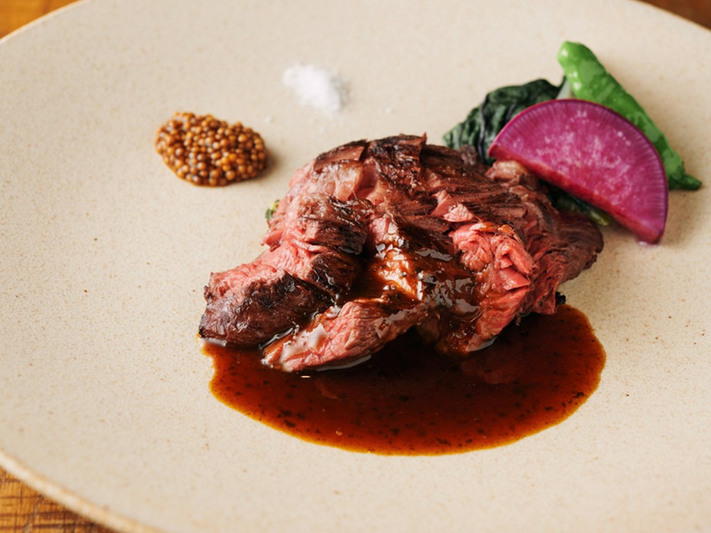 溶岩石でじっくりと焼き上げる『牛ハラミのグリル（150g）青胡椒のガストリックソース』